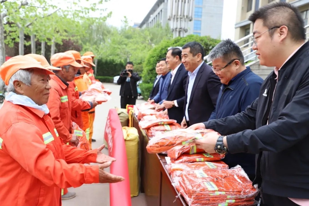 愛心傳遞 溫情捐贈(zèng)—長田實(shí)業(yè)向環(huán)衛(wèi)工人捐贈(zèng)環(huán)衛(wèi)服裝1200余套