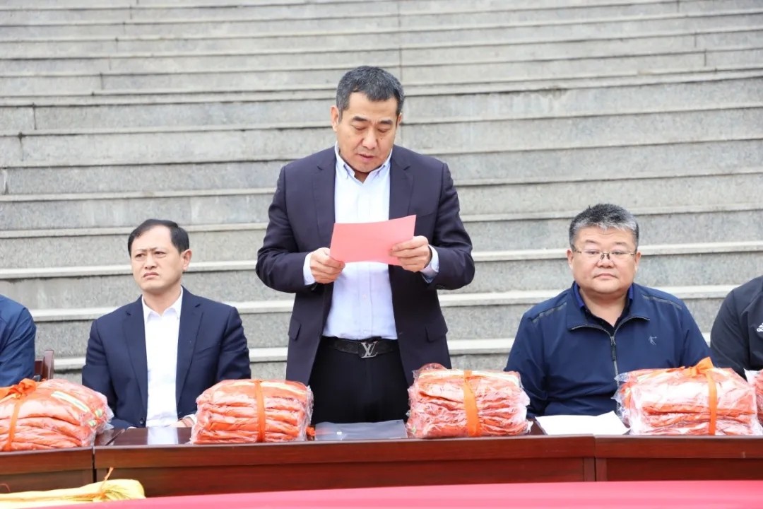 愛心傳遞 溫情捐贈(zèng)—長田實(shí)業(yè)向環(huán)衛(wèi)工人捐贈(zèng)環(huán)衛(wèi)服裝1200余套