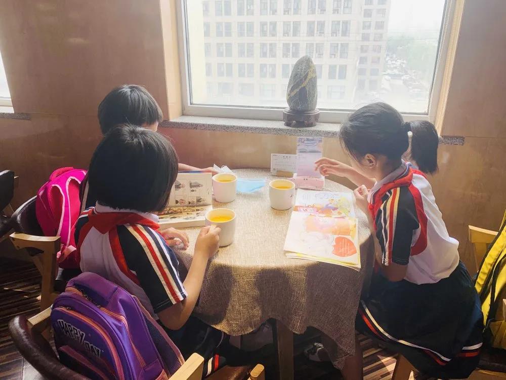 大手牽小手 溫情暖童心 —華百廣場攜手區(qū)婦聯(lián)、肯德基開展六一兒童節(jié)獻愛心活動