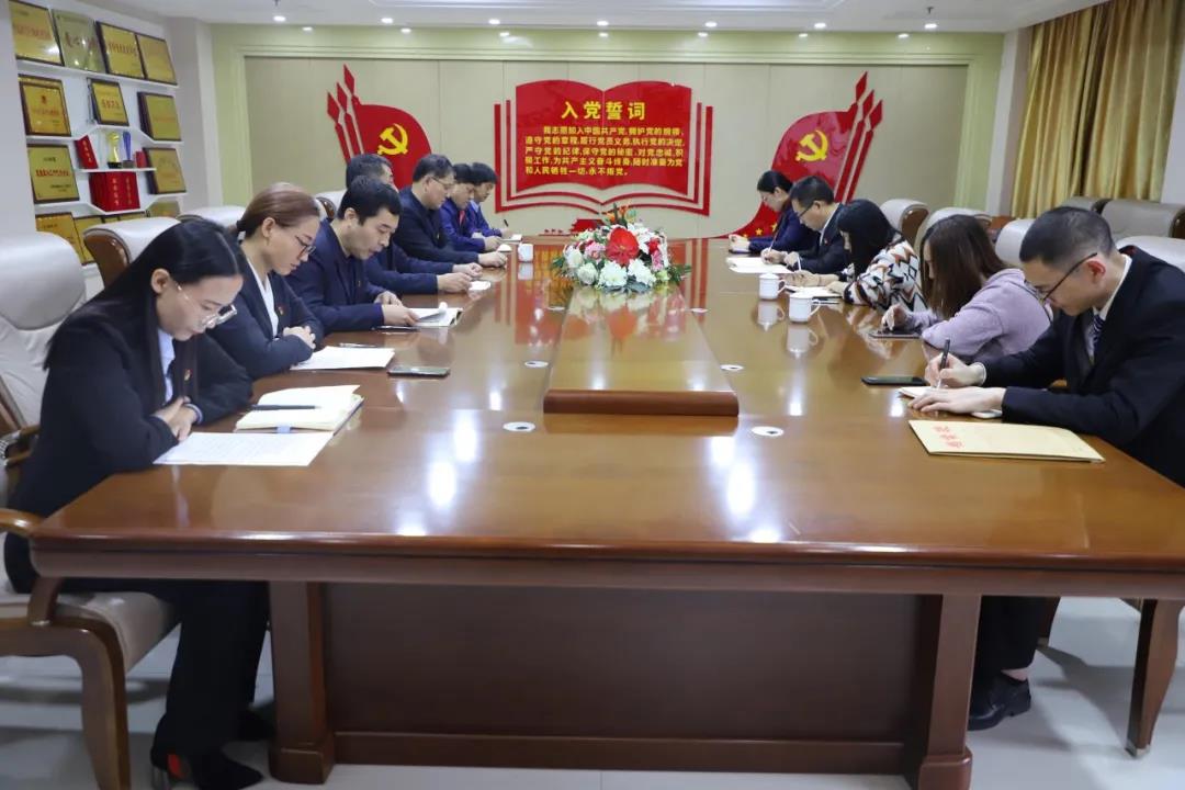12月2日，長(zhǎng)田實(shí)業(yè)黨支部在黨員會(huì)議室召開(kāi)黨員大會(huì)，討論李少峰等3名預(yù)備黨員轉(zhuǎn)正事宜。濟(jì)北開(kāi)發(fā)區(qū)黨建辦李陽(yáng)同志、趙亞中同志到會(huì)指導(dǎo)。長(zhǎng)田實(shí)業(yè)黨員、預(yù)備黨員參加會(huì)議，黨支部書(shū)記張勇主持會(huì)議。  