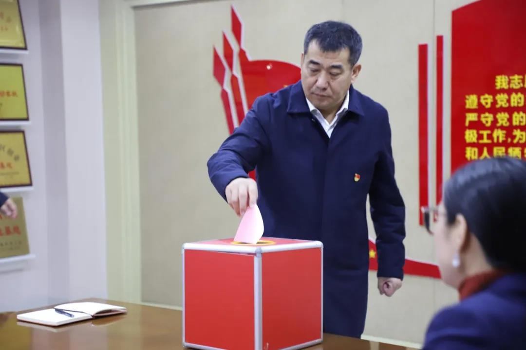 12月2日，長(zhǎng)田實(shí)業(yè)黨支部在黨員會(huì)議室召開(kāi)黨員大會(huì)，討論李少峰等3名預(yù)備黨員轉(zhuǎn)正事宜。濟(jì)北開(kāi)發(fā)區(qū)黨建辦李陽(yáng)同志、趙亞中同志到會(huì)指導(dǎo)。長(zhǎng)田實(shí)業(yè)黨員、預(yù)備黨員參加會(huì)議，黨支部書(shū)記張勇主持會(huì)議。  
